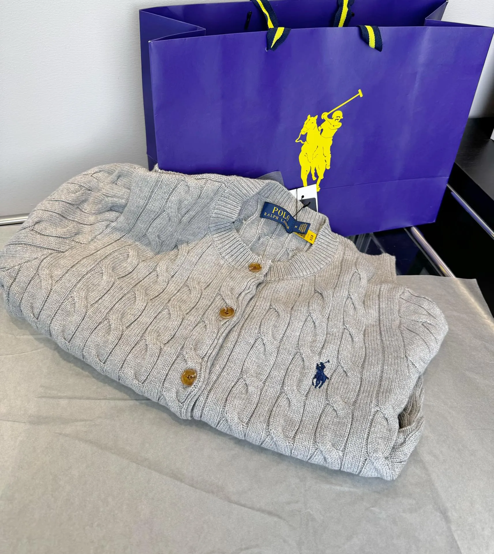 🅿️240 Style number: L05 (grey) Ralph Lauren RL classic war horse logo embroidery on the chest cable pattern twist button round neck long sleeves buttoned knitted sweater cardigan jacket Color: SIZE: XS S M L Size reference # Length Bust Shoulder width 64 52 45 I will always love sweet girls. The soft and glutinous🧶🫶 style is a very classic cable sweater. It has an American retro college style. It feels very comfortable. It is a must-have item for spring, autumn and winter wardrobes. It also looks good when layered as an inner layer in cold weather. High-density LOGO embroidery on the chest, and original customization of tag accessories. Made of pure cotton yarn 🧶 blended with wool, pure cotton is skin-friendly and comfortable, small label war horse embroidered twist turtleneck sweater 🐎 high quality. Follow the blogger to learn how to wear it! Let’s get a Ralph Lauren cable sweater. It’s a super hard-to-find series after it became popular. It’s hard to find one on the official website. It’s simple and practical to wear, with a lazy and loose feel. The thickened fabric has a more texture, soft and delicate feel, and a loose fit. Whether worn alone or layered, you can wear different styles of fashion with just one piece. ⚠️Contains wool products🦙 Pay attention to the washing method to avoid shrinkage